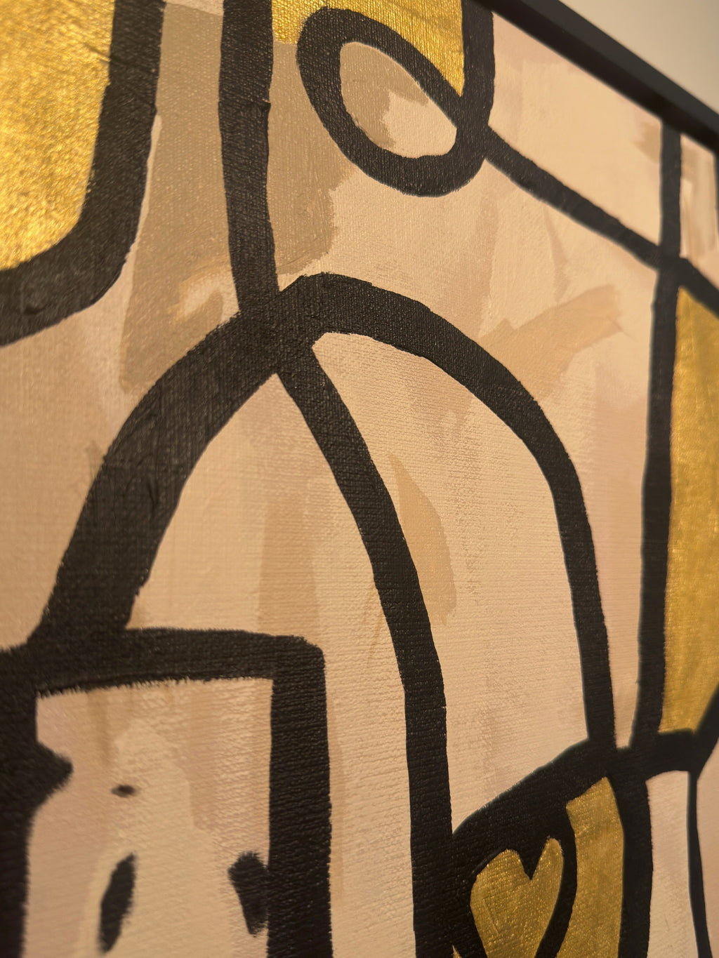 Detail van Good Company van HITZRD - handgeschilderde acrylverf, penseelstructuur en gouden accenten op linnen 