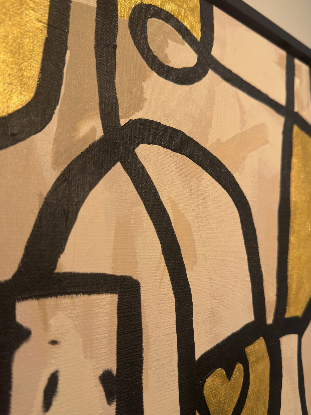 Detail van Good Company van HITZRD - handgeschilderde acrylverf, penseelstructuur en gouden accenten op linnen 